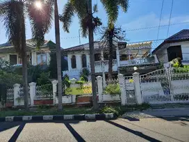 rumah lama halaman lebar dan cocok wisma.atau Kantor
