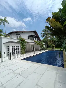Disewakan Rumah American Style, Kolam Renang dan Asri di Kemang