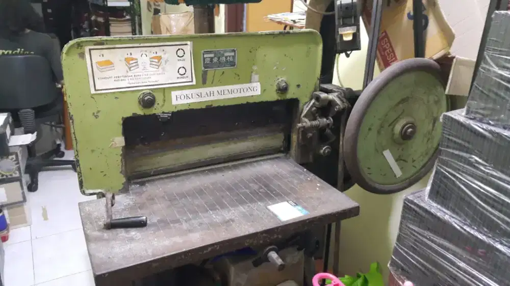 Mesin pemotong kertas dinamo