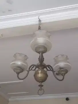 Lampu gantung kuningan
