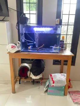 Dijual 1 Set Lengkap Akuarium + meja Harga Nett