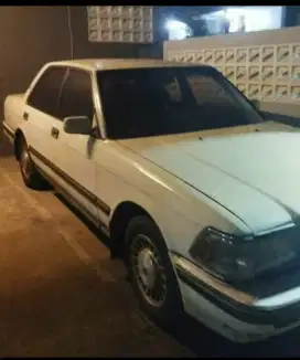 Sedan toyota crown tahun 1990