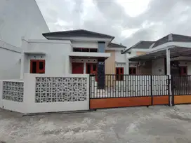 RUMAH CANTIK LIMASAN MODERN DEKAT STADION SULTAN AGUNG IMOGIRI TIMUR