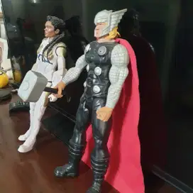 Dijual bekas action figur thor dan cewe starwars