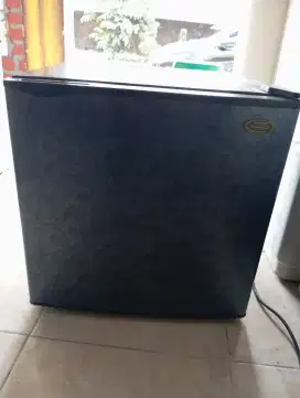 Kulkas Mini bar bekas Mer Sanken dingin full