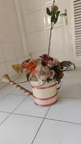 vas bunga unik dan cantik