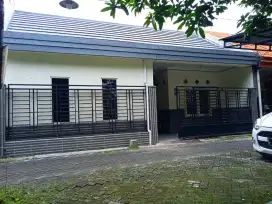 DI SEWAKAN RUMAH STRATEGIS BEBAS BANJIR BARU RENOV SIAP HUNI