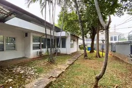 Disewakan Rumah Bisa Utk Office/Usaha Pinggir Jln Besar di Keb Baru