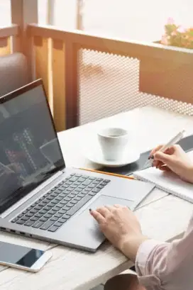 Wanita,single untuk bantu2 buat video di Canva
