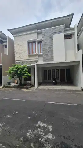 Rumah Bagus Minimalis 2 Lantai di Pusat Kota Dekat Pasar Kembang Solo