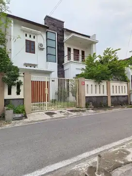 Rumah Nyaman 2 Lt Murah 4 mnt Gor Manahan Solo
