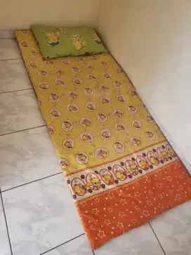 Kasur lipat dan bantal (sudah dicuci sarungnya), jemuran besar, dll