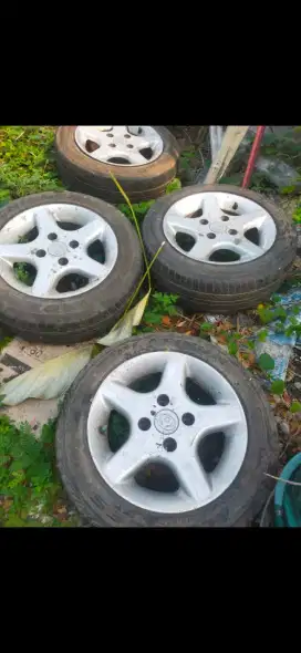 Di Jual Ban + Velg Mazda Vantrend Tahun 1995(Ring 14) ada 4 pcs