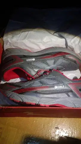 Sepatu  running eagle