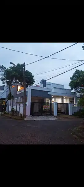 Disewakan rumah putih mewah strategis dekat pintu tol