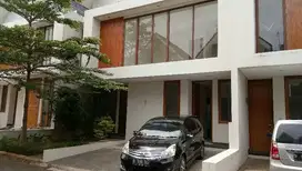 Rumah Minimalis Tropis lokasi strategis dalam townhouse