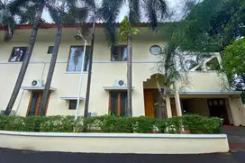 Disewakan Rumah 2 Lantai Area Kemang