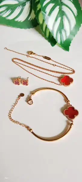 1 Set Perhiasan Clover Merah