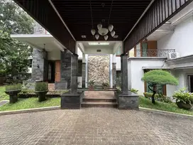 Disewakan Rumah Eropa Classic Area Kebayoran Baru, Lokasi Strategis
