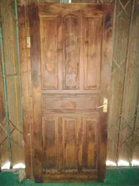 Daun pintu kayu