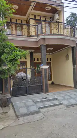 DI JUAL RUMAH 2 LANTAI SIAP HUNI PERUMAHAN BUMI ANGGREK BEKASI