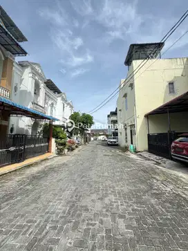 DIJUAL VILLA JALAN HARMONIKA BARU KOMPLEK ASTORIA (ELBERT)