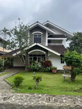 Rumah Vila Luas Dan Asri Di Kota Batu