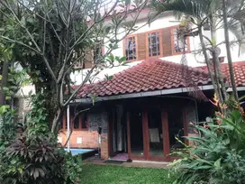 Dijual Rumah Dilengkapi Kolam Renang di Raffles Hill Cibubur