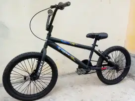 SEPEDA BMX 20. NOKEN MULUS KOKOH SIAP PAKAI, LOKASI KEMILING, NEGO.