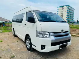 Toyota Hiace Commuter 2023