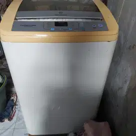 Mesin cuci Elektrolux