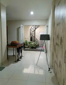 Rumah strategis cocok untuk usaha dan kantor di BKR Buahbatu Bandung