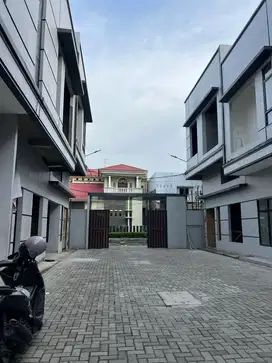 Rumah 2Lantai Townhouse, dlm komplek, Lokasi Krakatau Cemara, 580Jt
