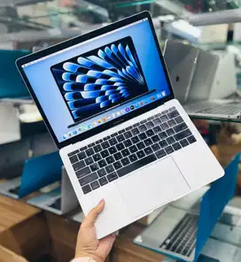 Macbook pro 2017 13 inc Core i7 2.5 GHz 16GB/1TB MINUS D-DC