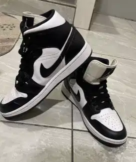 Sepatu Nike Air Jordan 1 Mid Panda