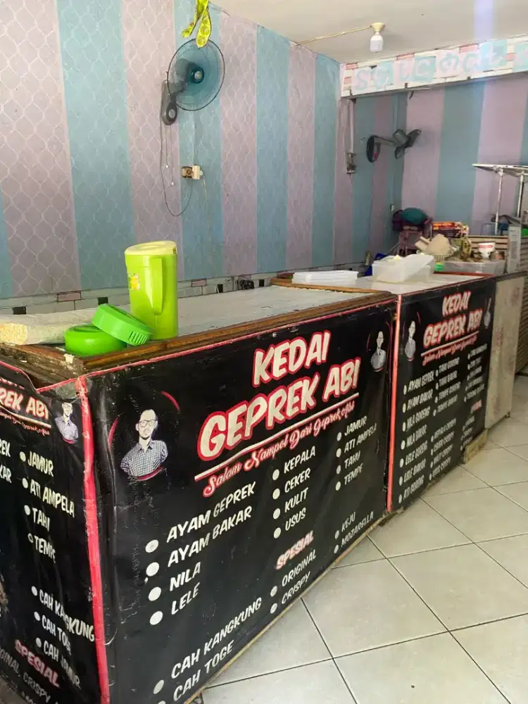 Dijual meja pajangan buat jualan dari kayu masih layak pake