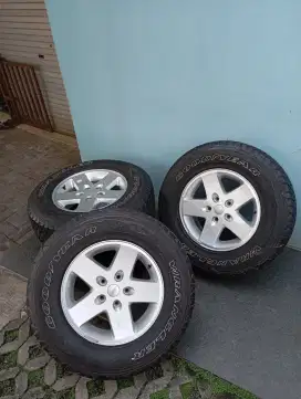 Jual Velg dan Ban Jeep Rubicon like new