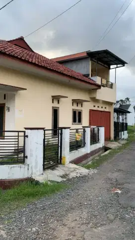 Disewakan sebuah rumah untuk keluarga/kantor