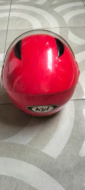 Jual helm KYT warna merah ukuran M masih bagus