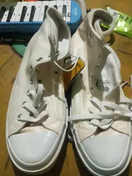 Sepatu Converse dan Vans dijamin bagus