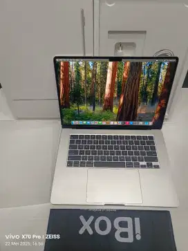 Macbook Air M3 8/256gb 15-iNci Garansi resmi iBox mei 2026 mulus like