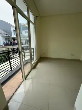 jual rumah 2 lantai layar permai PIK uk4x12m kosongan