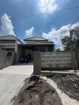 RUMAH CANTIK MEWAH MODERN KEKINIAN STRATEGIS DI JALAN KALIURANG KM. 13