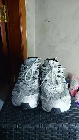 Sepatu runing adidas tamper run 2