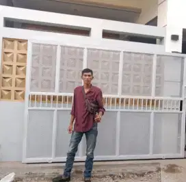 Pagar rumah plat lubang
