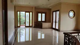 Sewa Rumah Pondok Indah 650 m2 Dekat JIS Tampung 8 Mobil 718 Juta/Thn