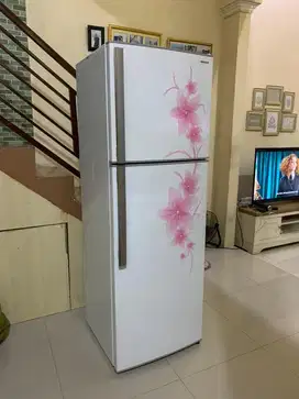 Kulkas sharp 2 pintu like new