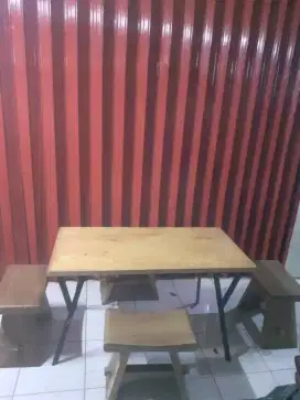 Kursi dan meja bahan kayu dan besi