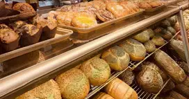 Dicari Karyawati Wanita / SPG Outlet Dagang Kue Roti Daerah Citraland