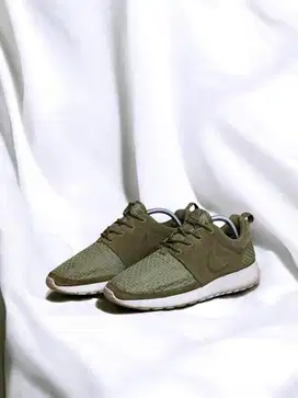 Sepatu Second Branded Nike Rosherun Woven Squadron Green size 42